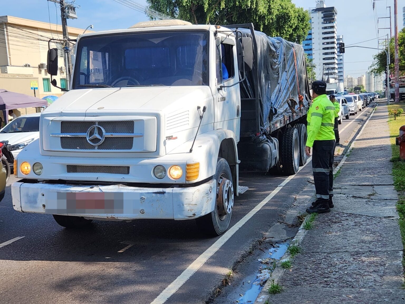 Prefeitura de Manaus autua veículos pesados por desrespeitar zona de restrição
