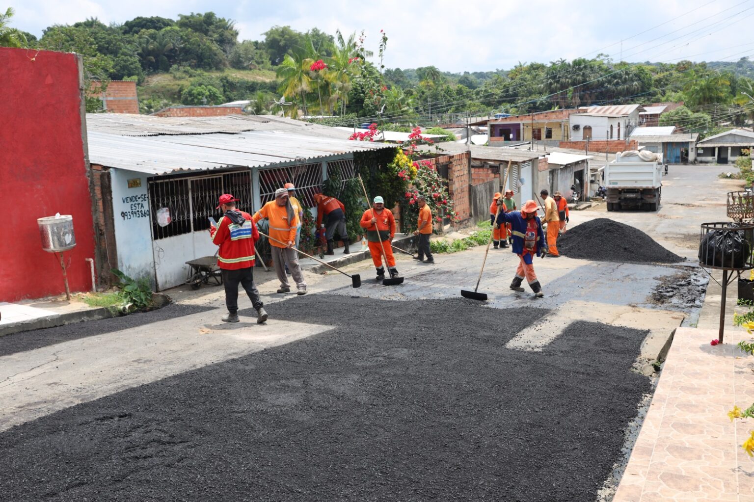 Rua da comunidade Valparaíso recebe manutenção viária
