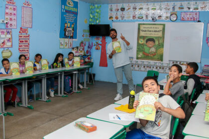 Livro de escritor local é lançado em escola da Prefeitura