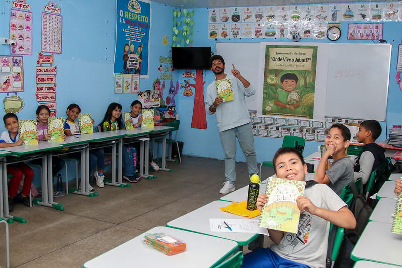 Livro de escritor local é lançado em escola da Prefeitura