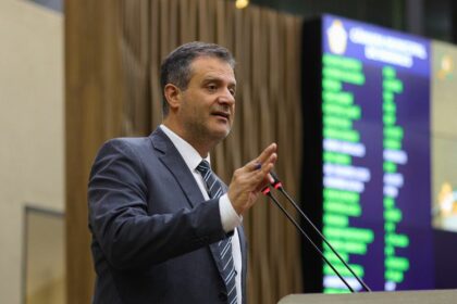 Marcelo Serafim destaca aprovação em comissão de PL que proíbe cobrança de água de poços artesianos em condomínios de Manaus