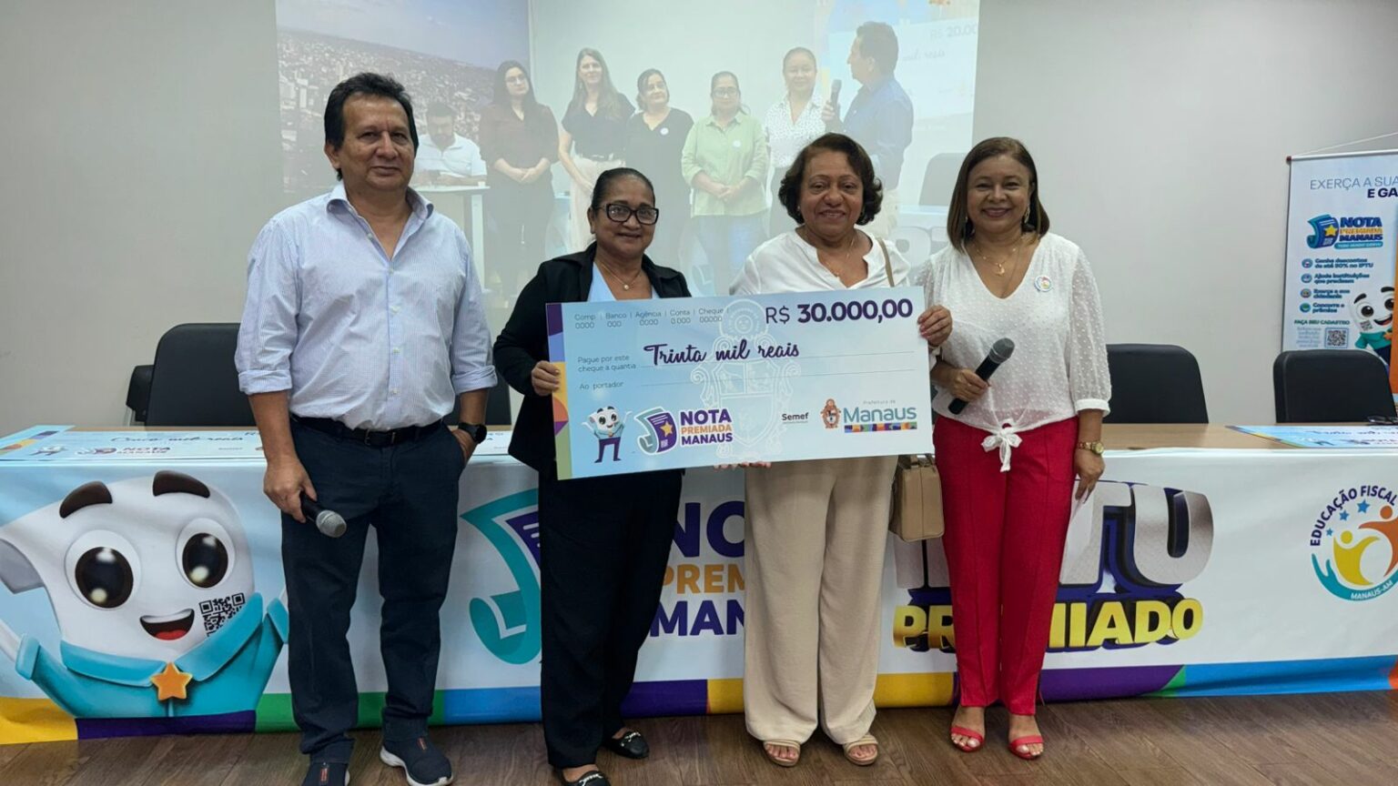 Prefeitura realiza mais uma entrega de cheques da Nota Premiada