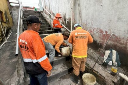 Prefeitura de Manaus instala corrimão e reforça segurança em escadaria no bairro Dom Pedro