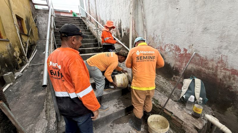 Prefeitura de Manaus instala corrimão e reforça segurança em escadaria no bairro Dom Pedro