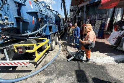 Prefeitura de Manaus intensifica revitalização do Centro com ações de limpeza e desobstrução de redes de drenagem