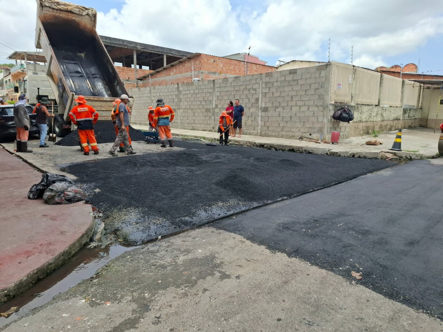 Prefeitura realiza manutenção asfáltica no bairro São José