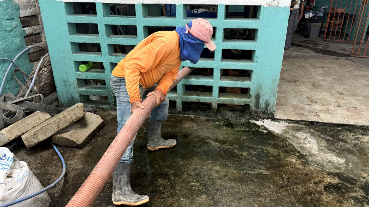 Prefeitura de Manaus realiza manutenção hidráulica na feira coberta do Alvorada 1 e garante mais segurança aos feirantes e clientes