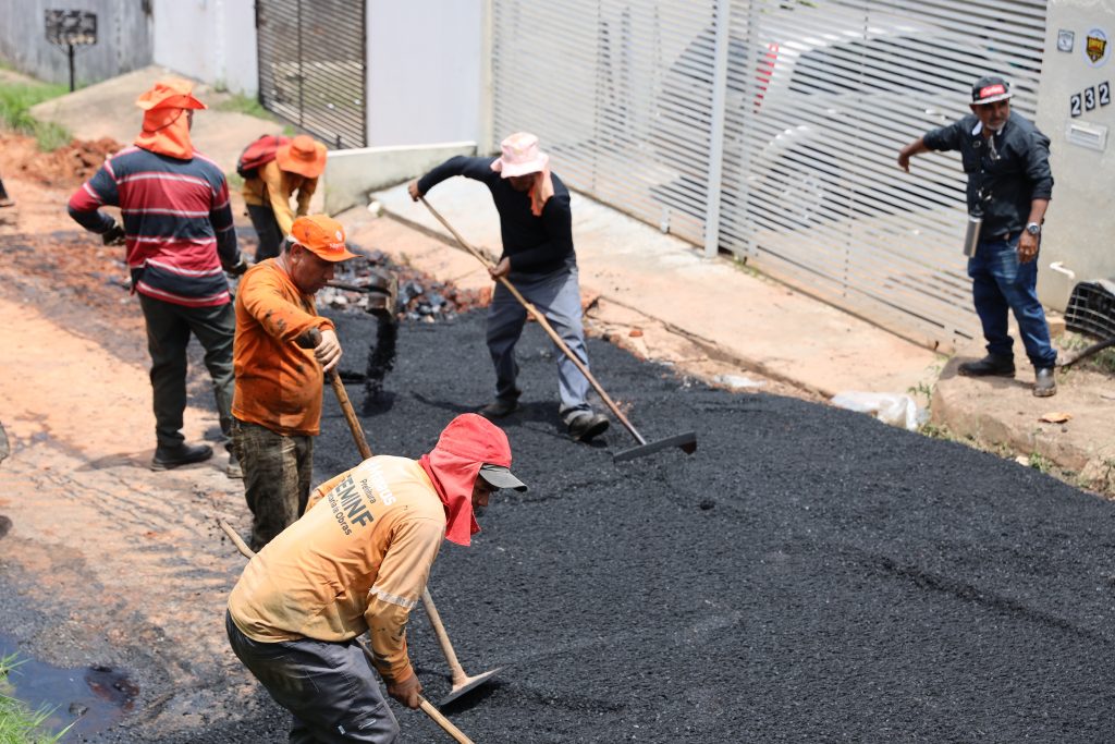 Prefeitura realiza manutenção viária no bairro Novo Aleixo