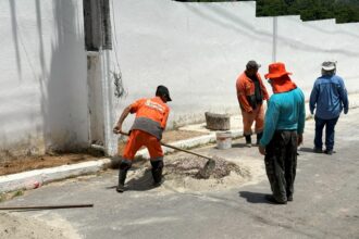 Prefeitura de Manaus reconstrói calçada