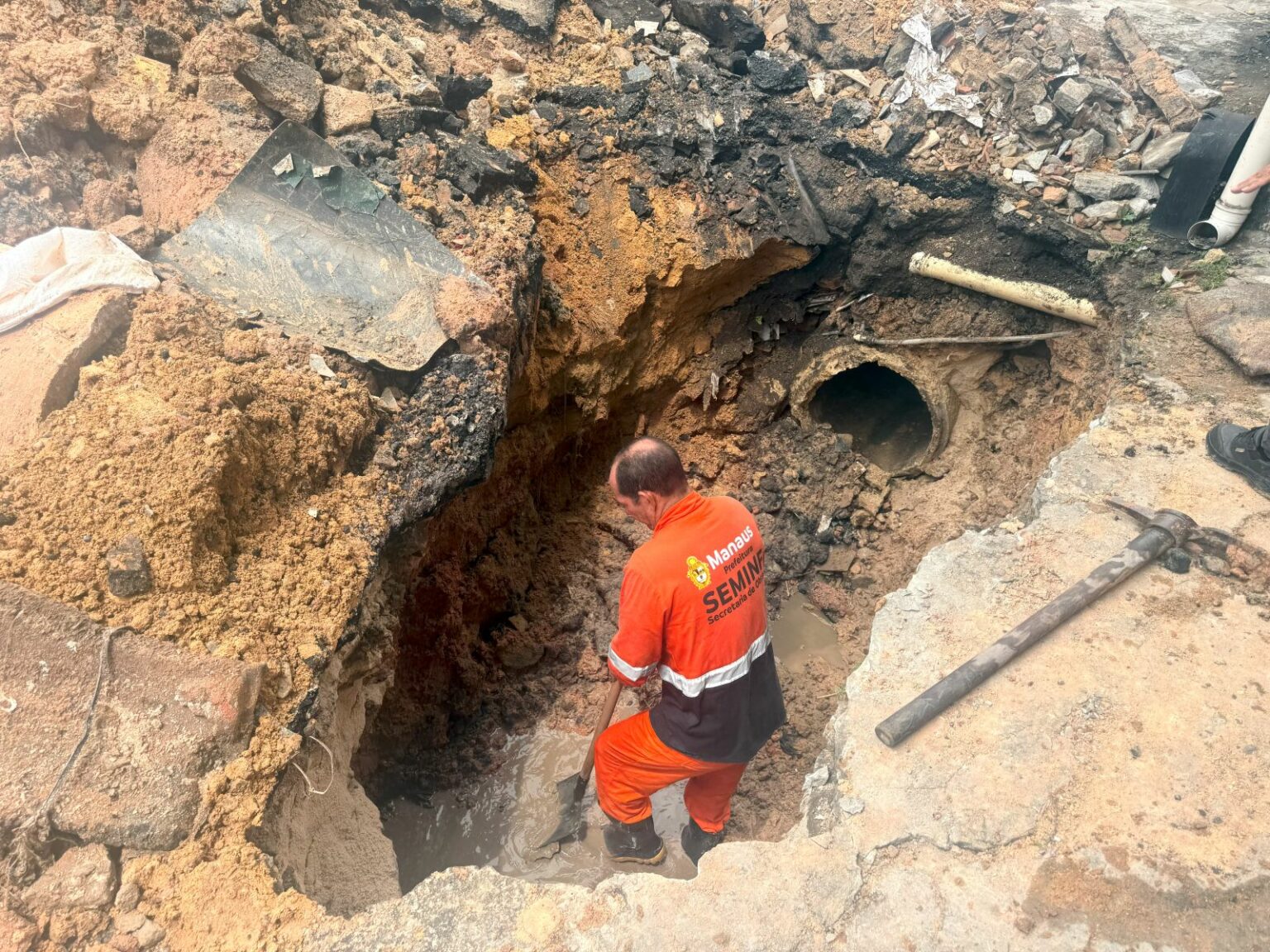 Prefeitura recupera drenagem no bairro Praça 14 de Janeiro