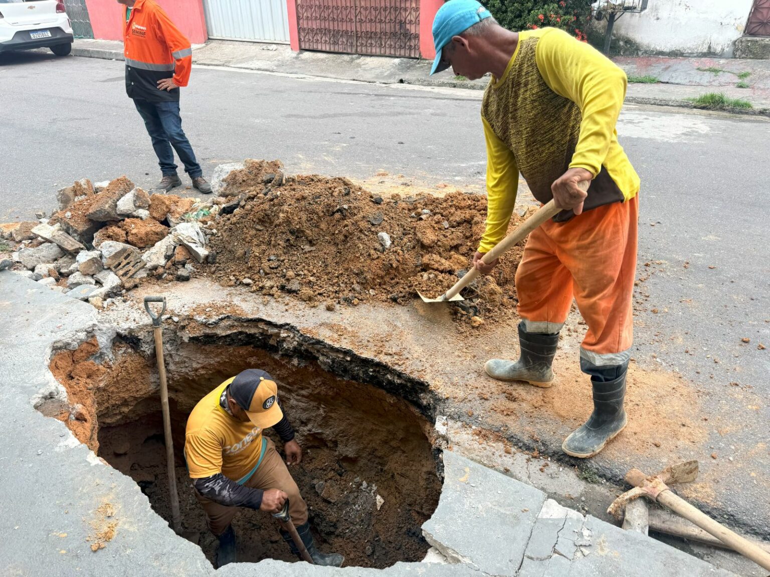 Prefeitura recupera rede de drenagem profunda no bairro Alvorada