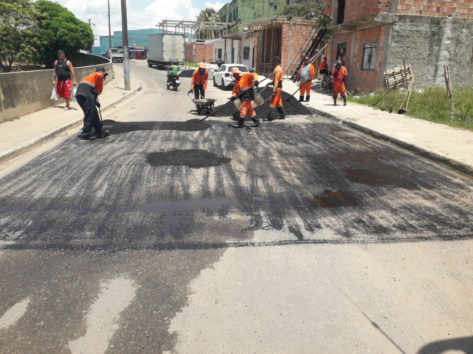 Prefeitura de Manaus realiza serviços de manutenção asfáltica na rua 13 de Maio, na zona Sul