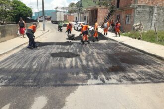 Prefeitura de Manaus realiza serviços de manutenção asfáltica na rua 13 de Maio, na zona Sul
