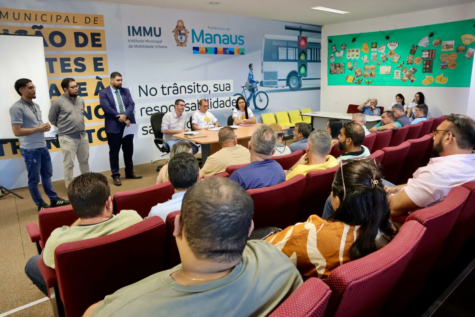 Reunião para discutir a implantação do transporte complementar