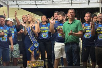 Roberto Sabino participa da comemoração de 74 anos do bairro Petrópolis