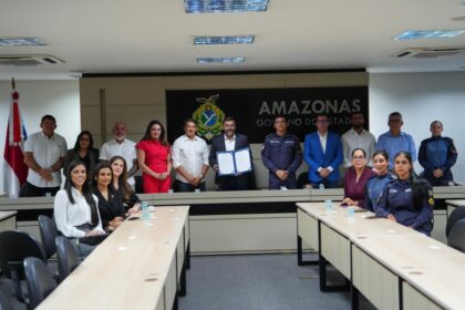 Sancionada lei de autoria do deputado Felipe Souza que autoriza uso de armas de choque por mulheres no Amazonas