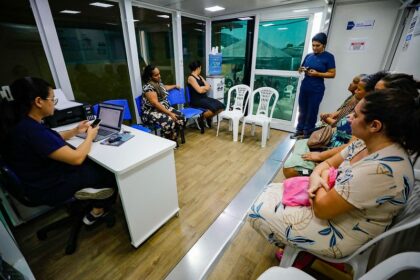 “O atendimento é rápido e facilitado”, diz moradora do bairro Compensa sobre serviços oferecidos pelo Governo Presente