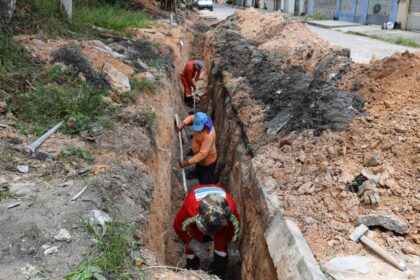 Prefeitura de Manaus desobstrui rede de drenagem no Cidade de Deus e alerta população sobre descarte irregular de lixo