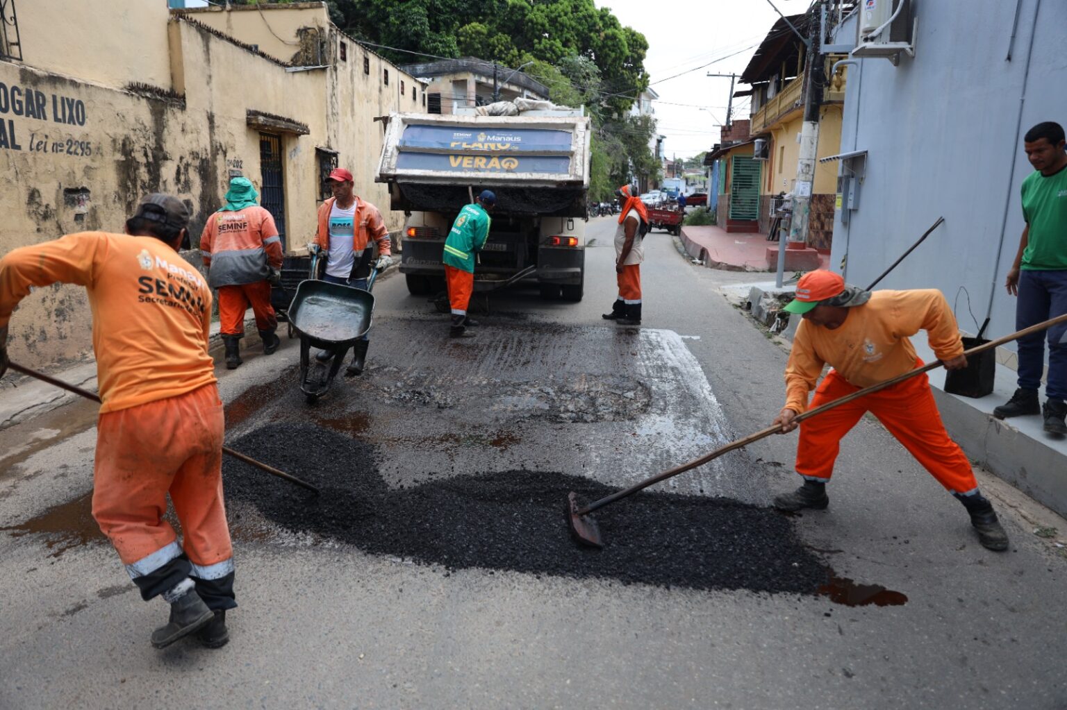 Mobilidade urbana com obras de recuperação asfáltica no Raiz