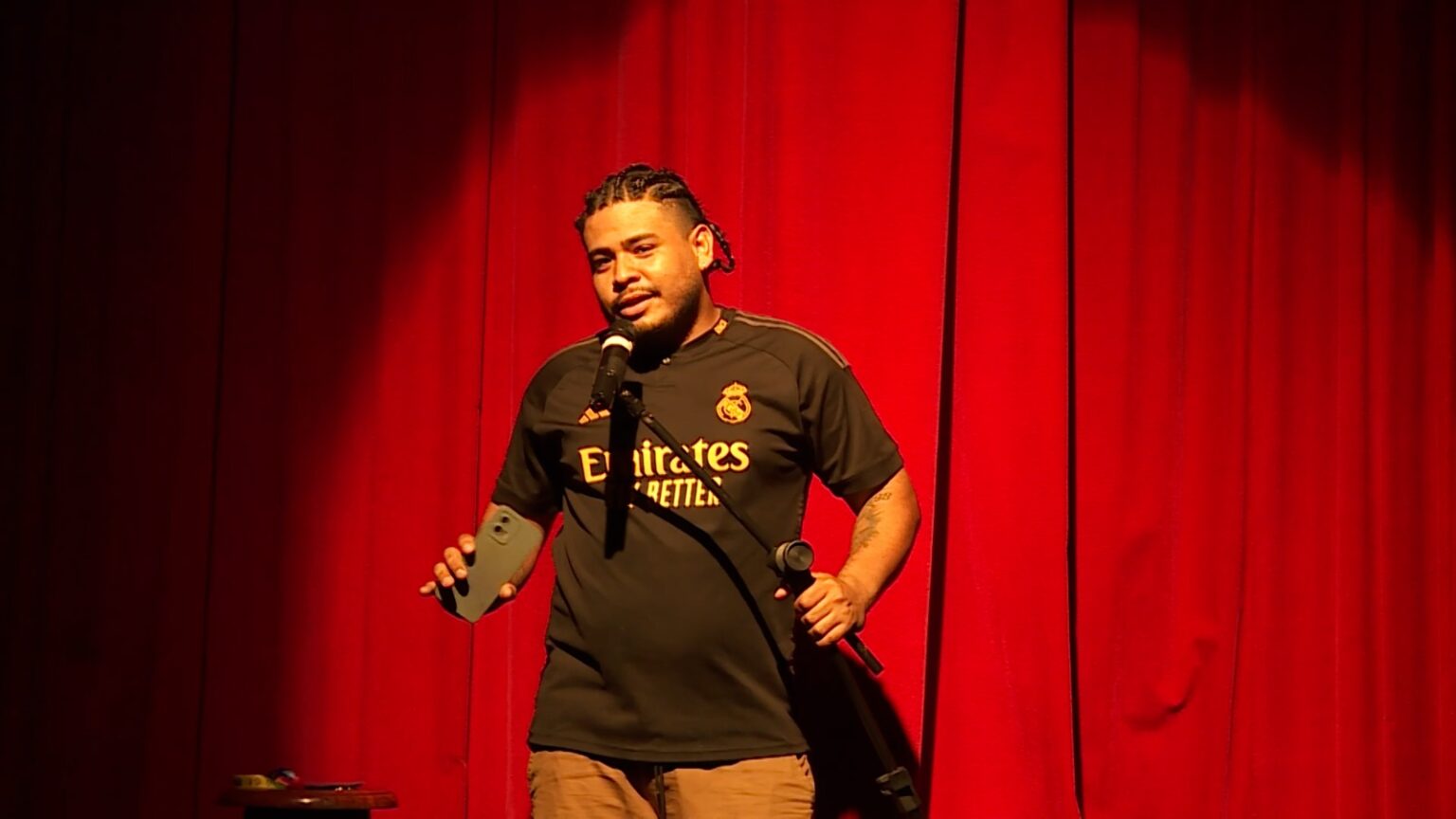Humor e teatro movimentam a noite no Teatro da Instalação