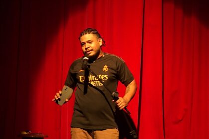 Humor e teatro movimentam a noite no Teatro da Instalação