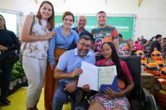 Governador Wilson Lima entrega 150 novos títulos definitivos de propriedade em Novo Airão