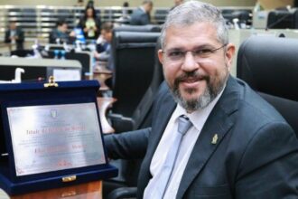 Elan Alencar recebe Título de Honra ao Mérito na Câmara Municipal de Eirunepé