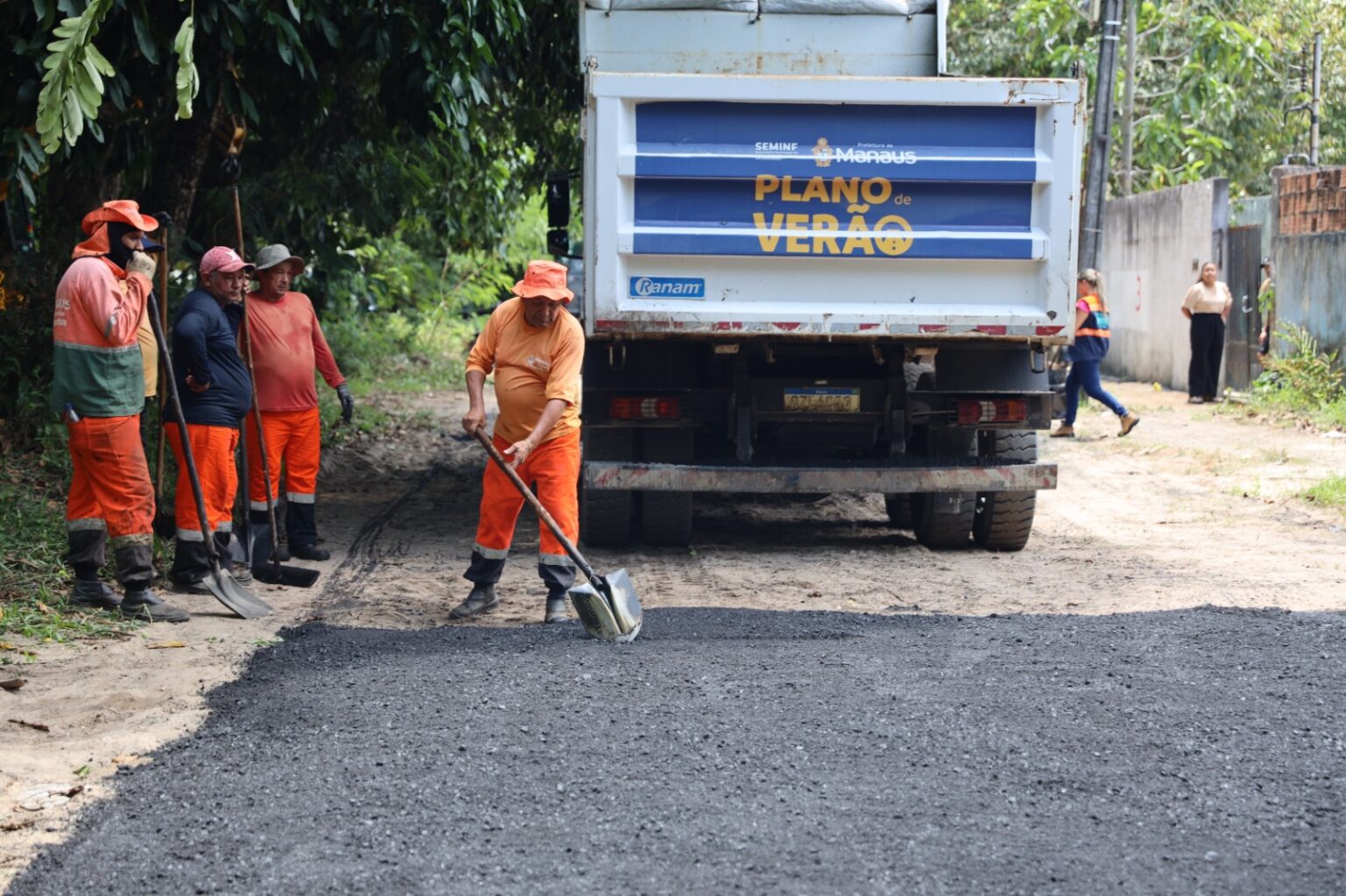 Rua do Parque 10 de Novembro recebe obra de pavimentação da prefeitura e garante dignidade aos moradores