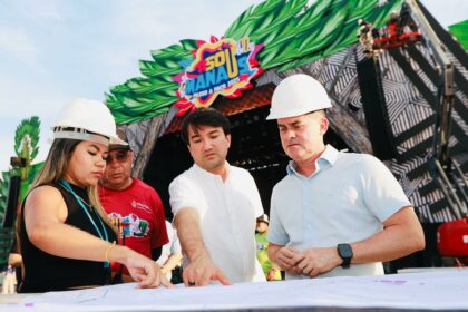 Prefeito David Almeida acompanha montagem das estruturas do festival ‘#SouManaus Passo a Paço 2025’ no Centro