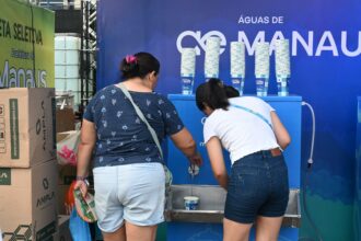 Pontos de hidratação reforçam bem-estar do público no segundo dia do ‘#SouManaus Passo a Paço 2025’