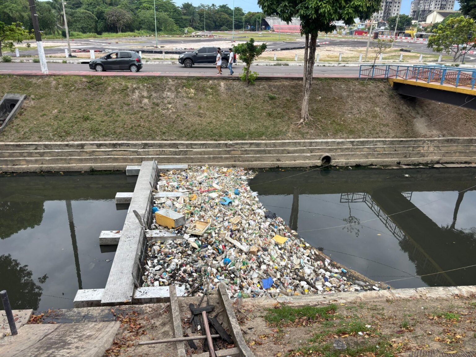 Prefeitura de Manaus intensifica limpeza das ecobarreiras após chuvas do fim de semana