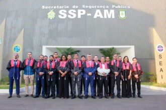 Profissionais da Segurança Pública do Amazonas colam grau em mestrado em Administração e Direito