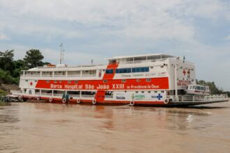Barco Hospital São João XXIII realiza atendimentos de saúde em Careiro