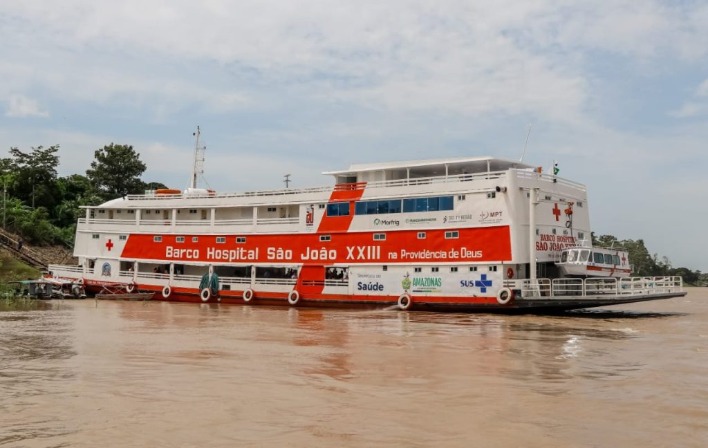 Barco Hospital São João XXIII realiza atendimentos de saúde em Careiro