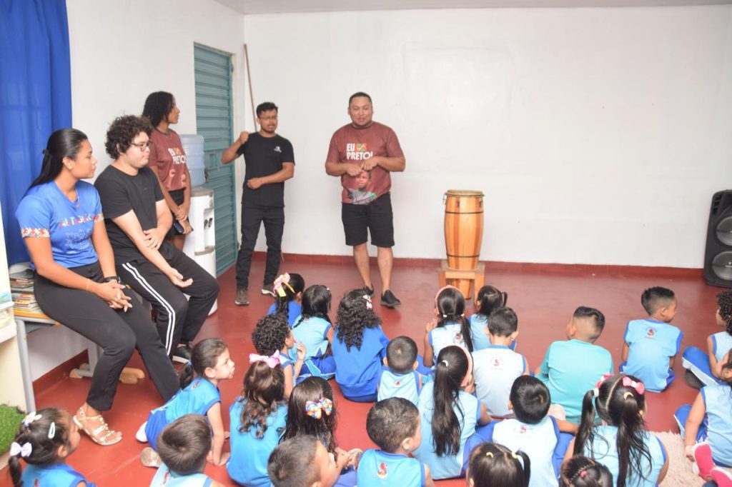 Projeto Eu Preto encerra atividades com apresentações teatrais em Parintins