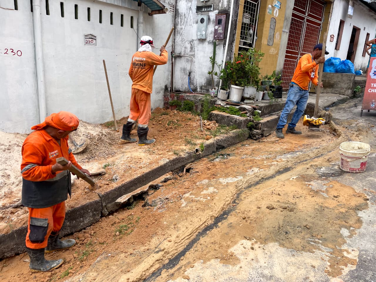 Obra emergencial recupera rede de drenagem no Compensa 2