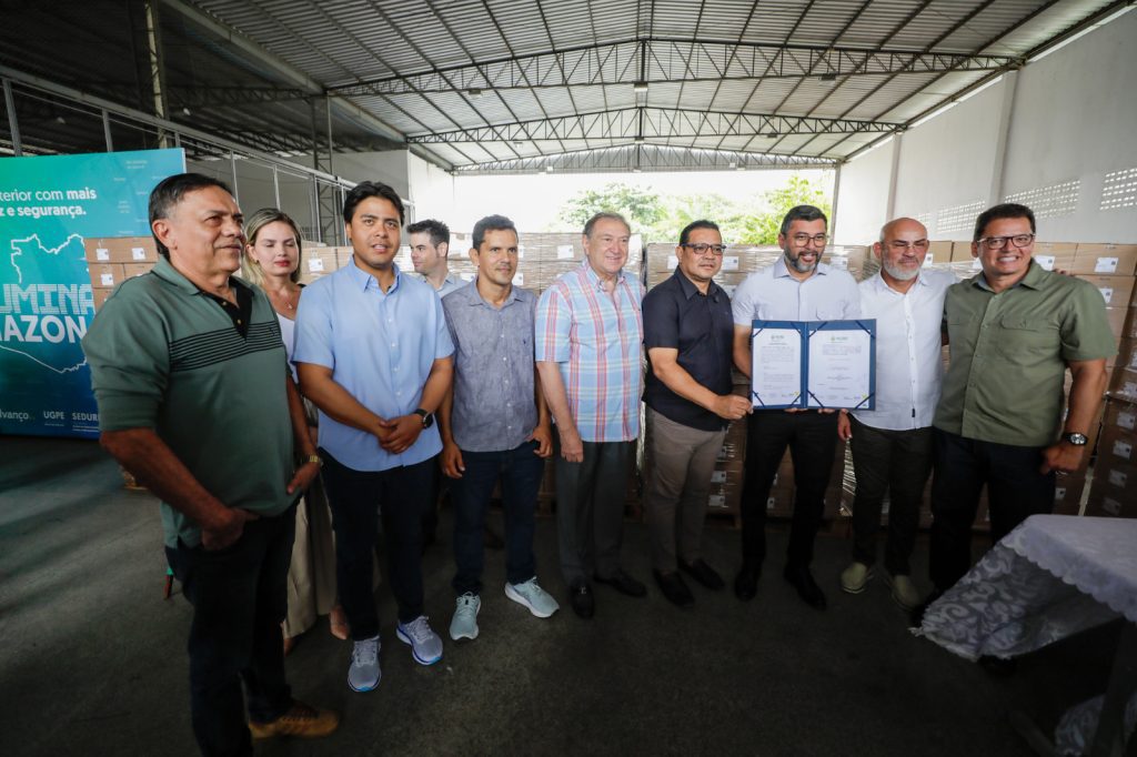 Governador Wilson Lima acompanha envio de luminárias e estado atinge a meta de 100% de cobertura do Ilumina+ Amazonas no interior