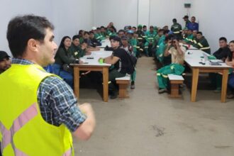 UGPE apresenta os avanços de um ano de execução do Prosai Parintins aos trabalhadores das obras