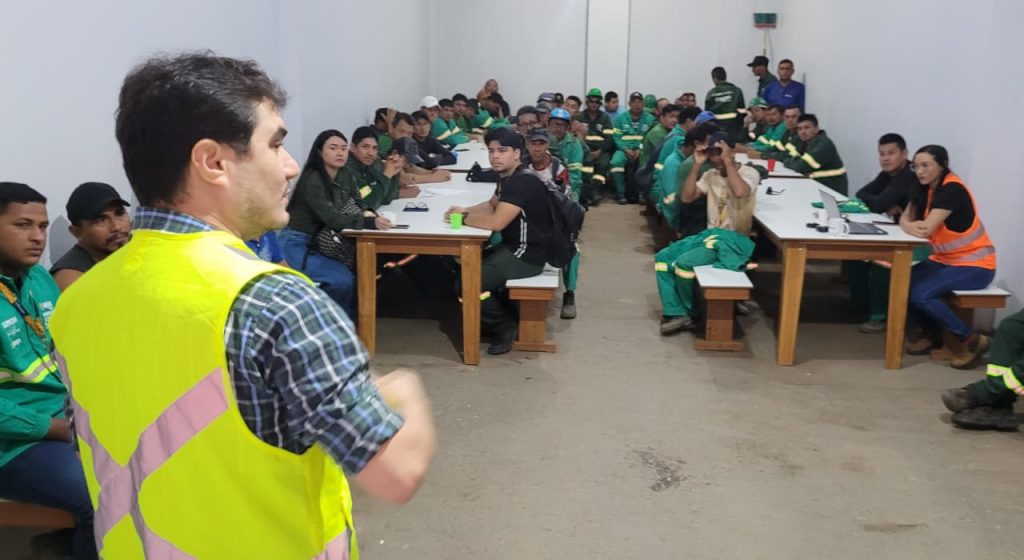 UGPE apresenta os avanços de um ano de execução do Prosai Parintins aos trabalhadores das obras