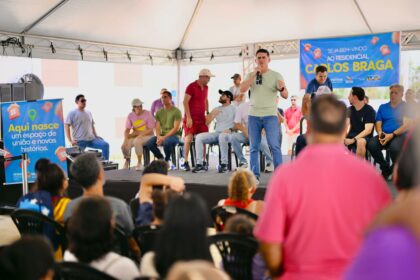 Prefeito acompanha visita de famílias ao residencial Carlos Braga