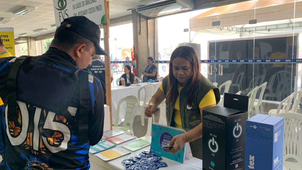 Pit Stop Educativo: FVS-RCP orienta população durante a Semana Nacional do Trânsito em Manaus