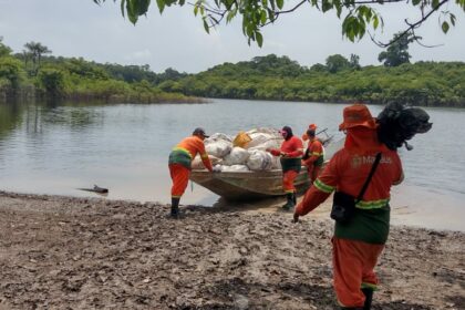 Prefeitura de Manaus realiza coleta semanal em comunidades ribeirinhas e indígenas do rio Negro