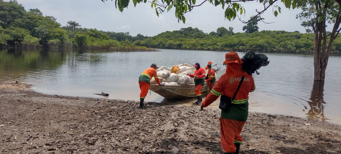 Prefeitura de Manaus realiza coleta semanal em comunidades ribeirinhas e indígenas do rio Negro