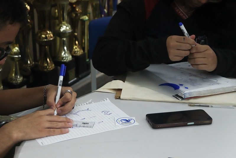 Oficina de estamparia em ecobags estimula criatividade e sustentabilidade entre alunos do Ceti Elisa Bessa Freire