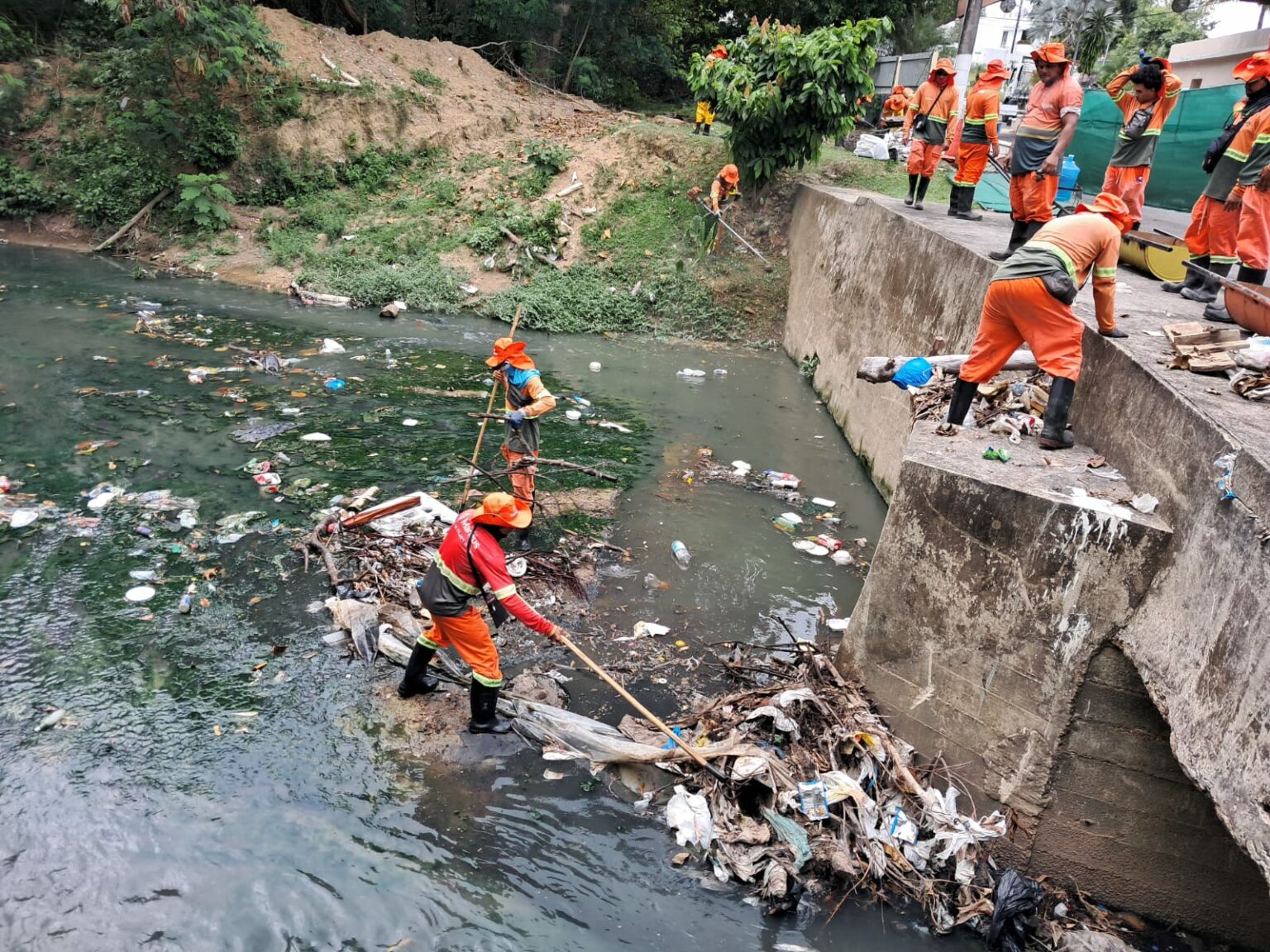 Prefeitura intensifica limpeza de igarapés em Manaus diante da chegada do inverno amazônico