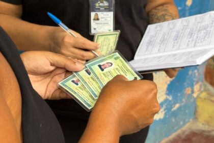 Governo do Amazonas realiza entrega domiciliar de 371 Carteiras de Identidade Nacional para pessoas com deficiência
