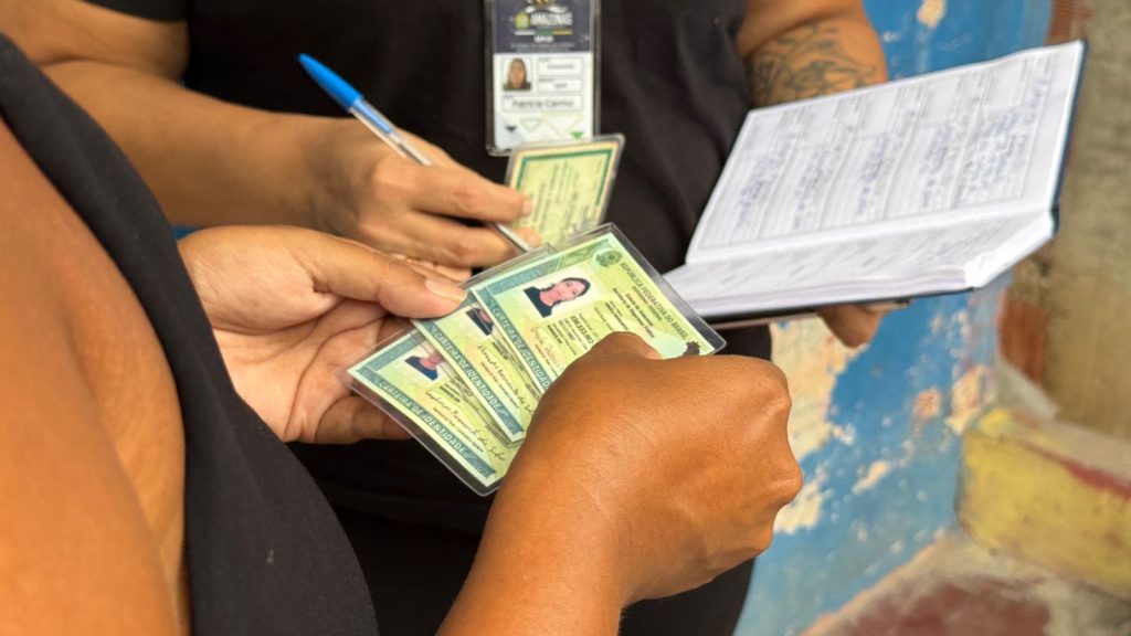 Governo do Amazonas realiza entrega domiciliar de 371 Carteiras de Identidade Nacional para pessoas com deficiência
