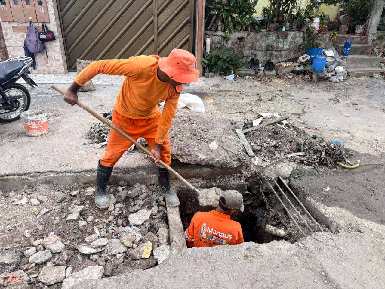 Prefeitura de Manaus desobstrui drenagem e reduz risco de alagamentos no bairro Petrópolis