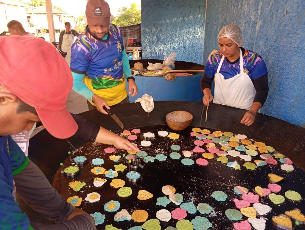 Idam qualifica comunitários de Anamã na fabricação de derivados de mandioca