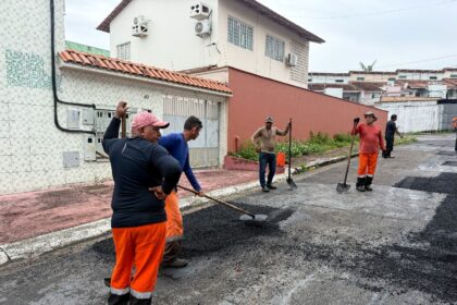 Prefeitura revitaliza rua no Parque 10 e moradores aprovam serviço de recuperação asfáltica